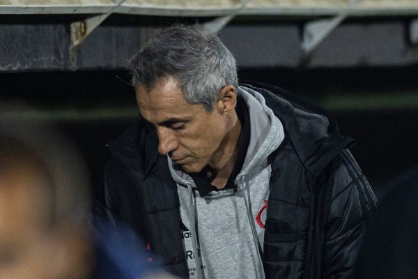 Paulo Sousa visivelmente abatido após a derrota do Flamengo para o Bragantino