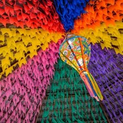 Com os festejos pipocando nesta época do ano, ter atenção com ligações elétricas, fogueira e decoração são essenciais para evitar acidentes