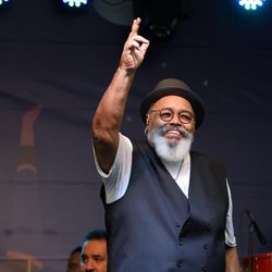 Jorge Aragão anuncia pausa para cirurgia na vesícula