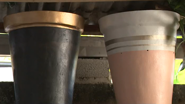 Diversos formatos e cores de vasos são criados com isopor por Matheus Martins 