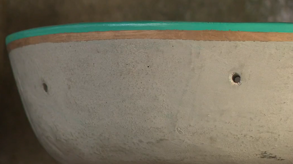 Diversos formatos e cores de vasos são criados com isopor por Matheus Martins 