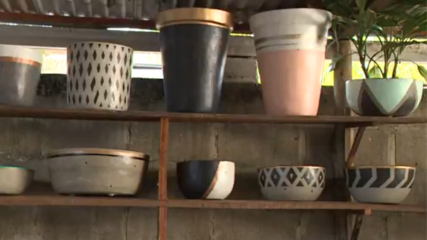 Diversos formatos e cores de vasos são criados com isopor por Matheus Martins 