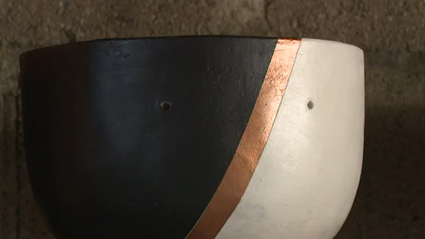 Diversos formatos e cores de vasos são criados com isopor por Matheus Martins 