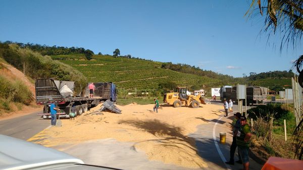 Carreta tomba na ES 261 e interdita Trevo de Itarana