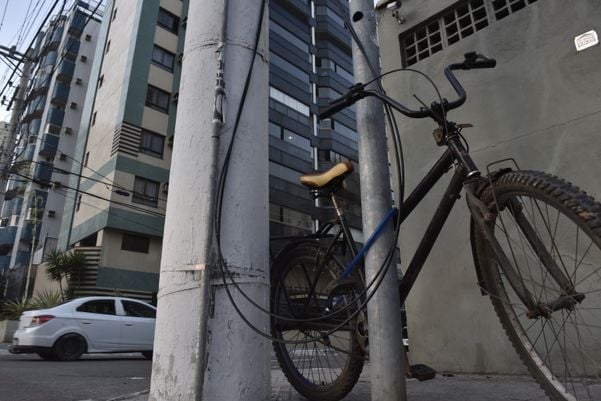 Fios expostos na Avenida Hugo Musso, em Vila Velha por Ricardo Medeiros