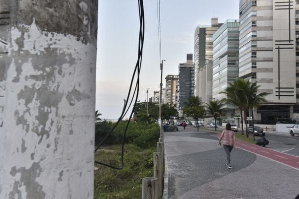 Fios expostos na Avenida Gil Veloso, em Vila Velha por Ricardo Medeiros