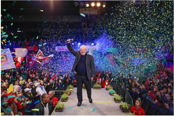 Passando a Limpo: É falso post que afirma que Veja cortou a mão de Lula em foto