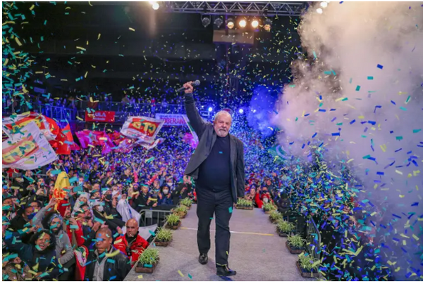 Passando a Limpo: É falso post que afirma que Veja cortou a mão de Lula em foto