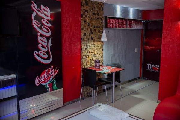Suíte Coca Cola no motel Tipiti, em Vila Velha