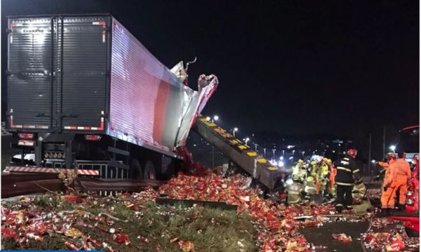 Caminhão de cerveja capota e 2 pessoas morrem em BH