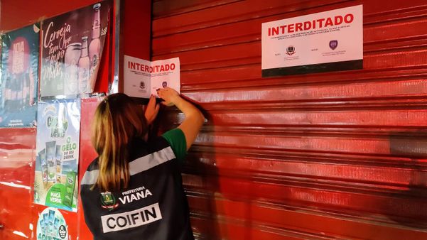 Operação fecha distribuidora que vendia alimentos vencidos em Viana