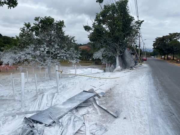 Caminhão carregado com calcário tomba e motorista fica ferido no Sul do ES