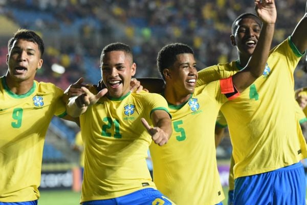 É festa. Vitor Roque, foi para a galera ao abrir o placar no Klebão por Carlos Alberto Silva