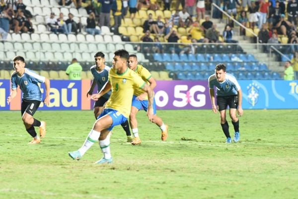 De cavadinha, o atacante santista fez o segundo gol brasileiro contra o Uruguai por Carlos Alberto Silva