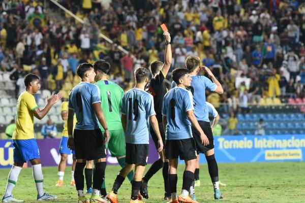 Na confusão após o pênalti, o lateral-direito uruguaio foi expulso no primeiro tempo por Carlos Alberto Silva