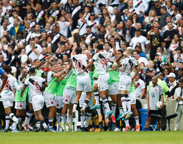 Vasco vence Atlético-MG no reencontro com a torcida no Maracanã