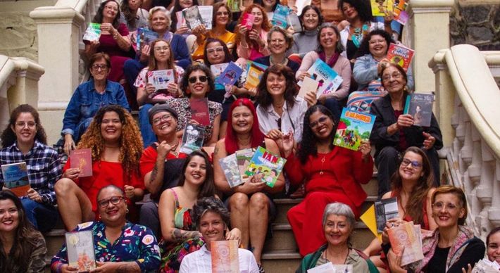 Cerca de 60 autoras participaram do momento clicado neste domingo (12), que teve como inspiração o movimento realizado em São Paulo, no estádio do Pacaembu