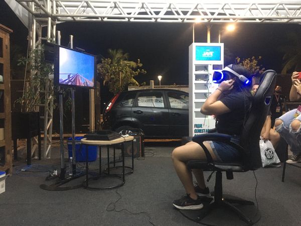 A estudante Clara Bastos em ação de VR