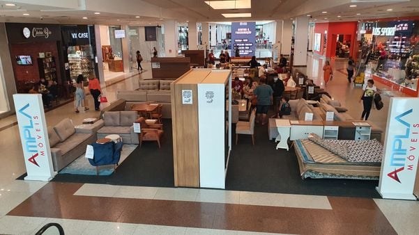 Aberto todos os dias de segunda a sábado, das 10h às 22h, e domingos e feriados, das 13h às 21h, o stand conta com uma linha completa de mesas, sofás, roupeiros, homes e muito mais por Ampla Móveis/Divulgação