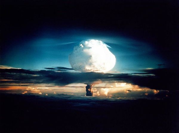 Bomba atômica em explosão nuclear