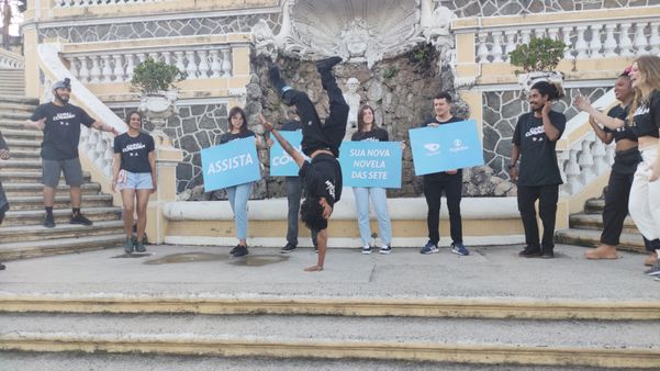 Grupo de flashmob se apresentando em frente ao Palácio Anchienta