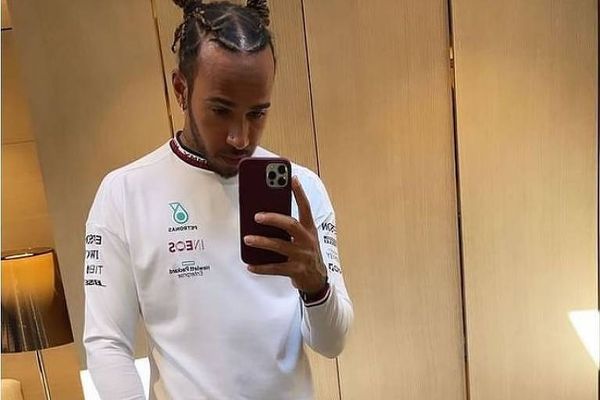 Lewis Hamilton posa nas redes sociais 