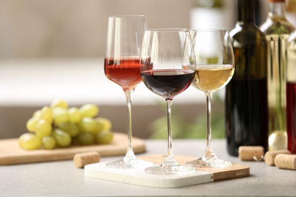 Taças com vinhos rosé, tinto e branco