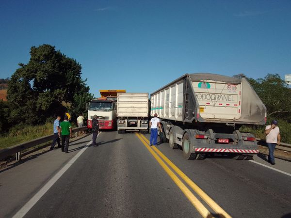 Carretas fecharam a BR 101, em acidente, na altura do distrito de Pendanga