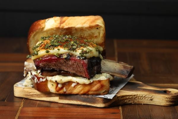 Pratos e drinques do novo cardápio do restaurante Meatpack, em Vitória por Leo Gurgel