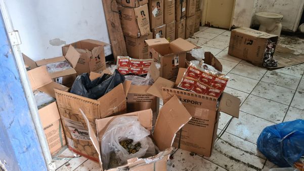 Uma operação da Polícia Civil apreendeu 32 mil garrafas falsificadas de cerveja em Vila Velha por Divulgação/PCES
