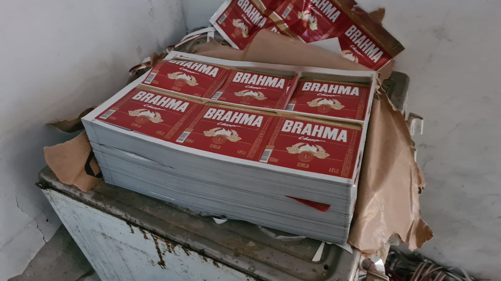Uma operação da Polícia Civil apreendeu 32 mil garrafas falsificadas de cerveja em Vila Velha