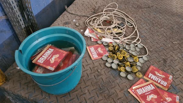 Uma operação da Polícia Civil apreendeu 32 mil garrafas falsificadas de cerveja em Vila Velha por Divulgação/PCES