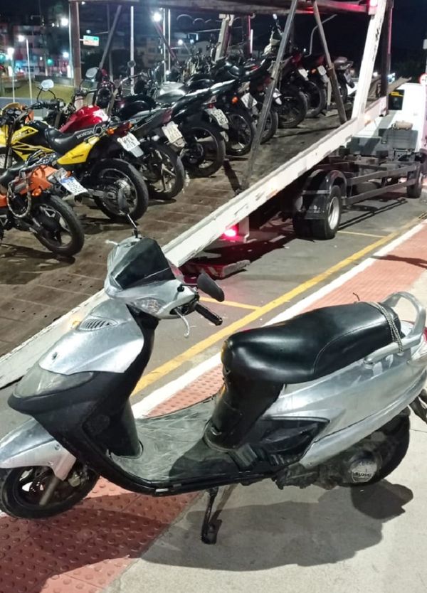 A motocicleta que o homem conduzia foi apreendida 