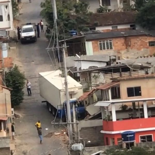 Caminhão desce ladeira e atinge casa em Muqui por Rondineli Rosa/ Facebook Acorda Muqui