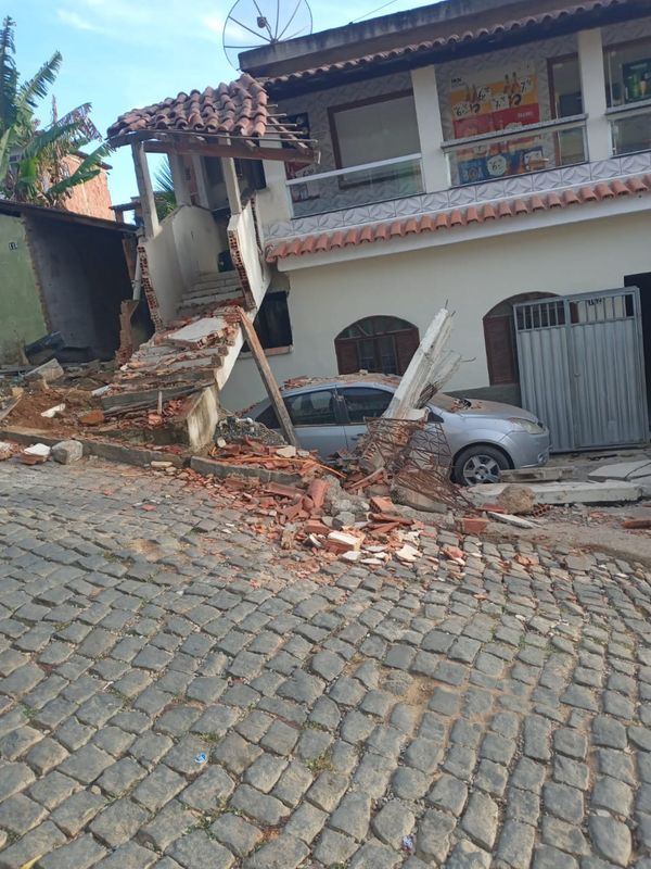 Caminhão desce ladeira e atinge casa em Muqui por Rondineli Rosa/ Facebook Acorda Muqui