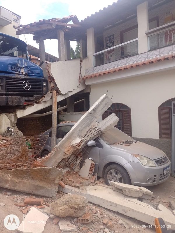 Caminhão desce ladeira e atinge casa em Muqui por Rondineli Rosa/ Facebook Acorda Muqui