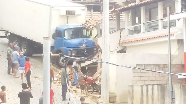 Caminhão desce ladeira e atinge casa em Muqui por Rondineli Rosa/ Facebook Acorda Muqui
