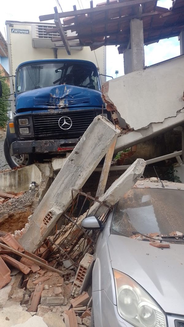 Caminhão desce ladeira e atinge casa em Muqui por Rondineli Rosa/ Facebook Acorda Muqui