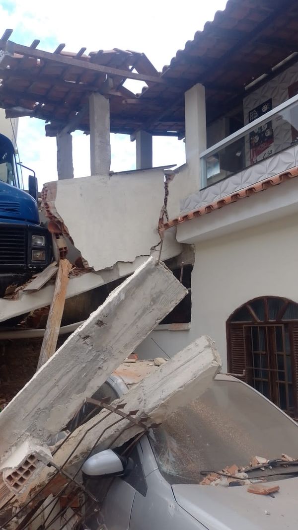 Caminhão desce ladeira e atinge casa em Muqui por Rondineli Rosa/ Facebook Acorda Muqui