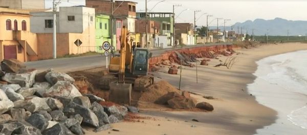 Erosão piora e interdita rodovia em Marataízes 