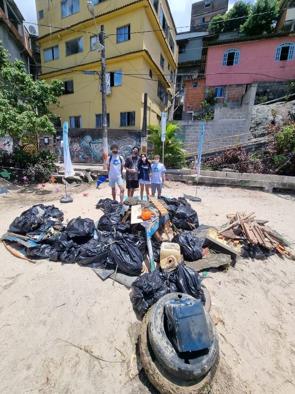Projeto "Roka": Coleta de lixo na praia de Jesus de Nazareth, em Vitória por Enactus da Ufes Vitória