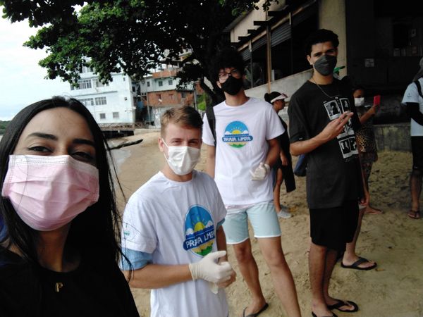 Membros da Enactus do time da Ufes Vitória na praia Jesus de Nazareth por Enactus da Ufes Vitória