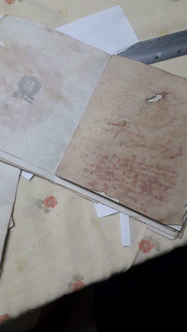 Imagem mostra processo de produção do caderno fictício atribuído ao Padre Anchieta, criado por Aparecido José Cirillo  por Aparecido José Cirillo