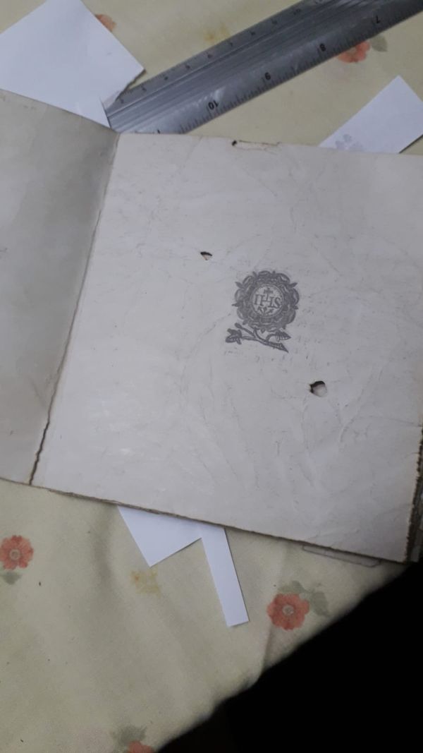 Imagem mostra processo de produção do caderno fictício atribuído ao Padre Anchieta, criado por Aparecido José Cirillo  por Aparecido José Cirillo