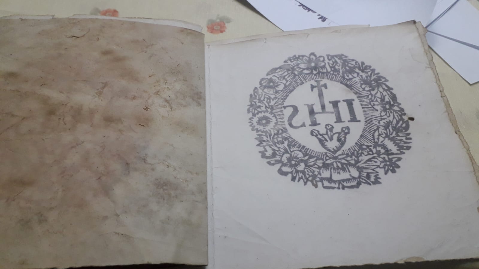 Imagem mostra processo de produção do caderno fictício atribuído ao Padre Anchieta, criado por Aparecido José Cirillo 