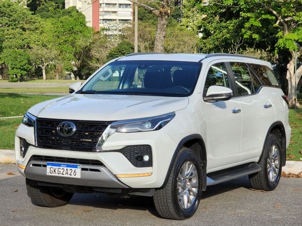 Versão SRX é a mais vendida do Toyota SW4, o utilitário esportivo médio-grande importado da Argentina