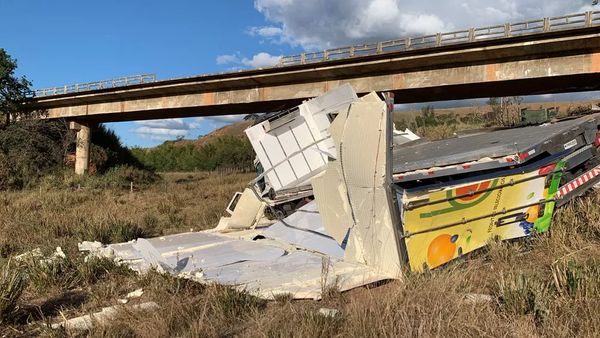 Caminhão caiu de ponte e tombou às margens da BR-259 em João Neiva