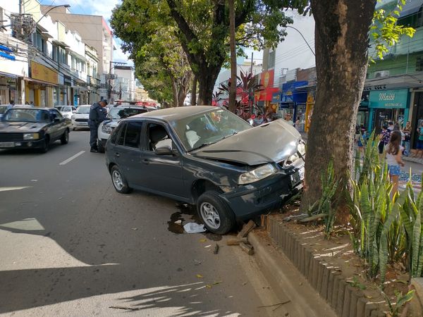 Motorista com sinais de embriaguez invade canteiro central ao lato de avenida com tapetes de Corpus Christi