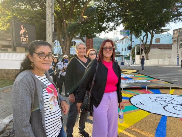 Corpus Christi:  Cristina Lopes saiu em uma van com 17 amigas de São Francisco do Itabapoana (RJ) para ver os tapetes em Castelo