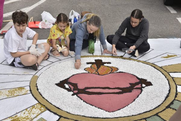 Crianças ajudam na confecção dos tapetes de Corpus Christi ao lado da Catedral Metropolitana de Vitória